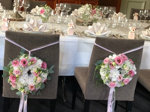 Festlich gedeckte Hochzeitstafel