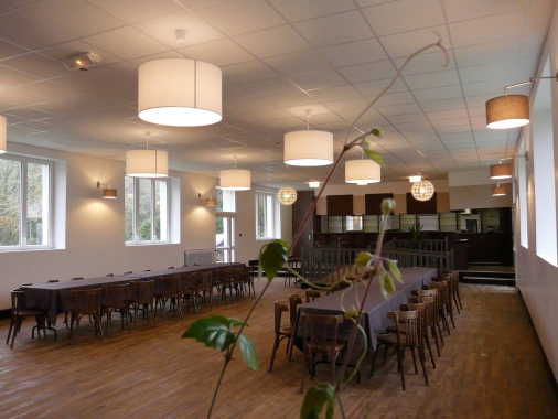 Salle avec chaises et tables dressées pour une quarantaine  de convives
possibilité jusqu'à 72 personnes