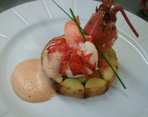 Homard Européen rôti, timbale de pomme de terre charlotte & petits légumes printaniers, émulsion à
la vanille