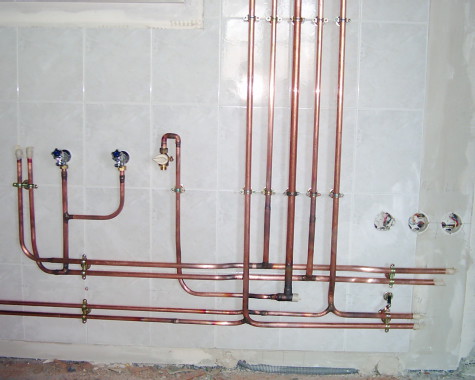 Mise en place des installations de conduits de gaz et d'eau dans une maison neuve