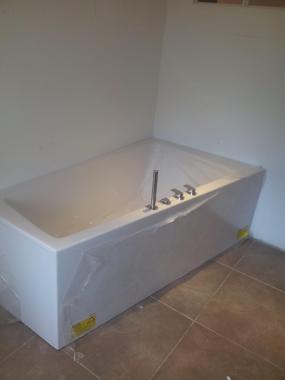 Pose d'une baignoire avec remplissage par le fond + robinetterie Fantini