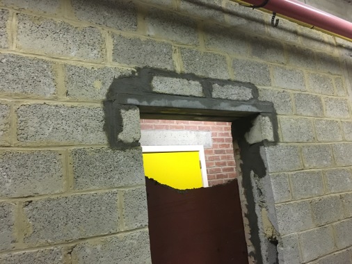Percement d'une porte dans un mur porteur.