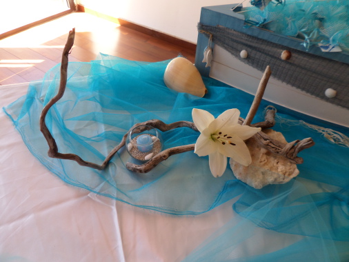Décor table de gâteau et dragées selon un thème choisi ici Mariage en bord de mer