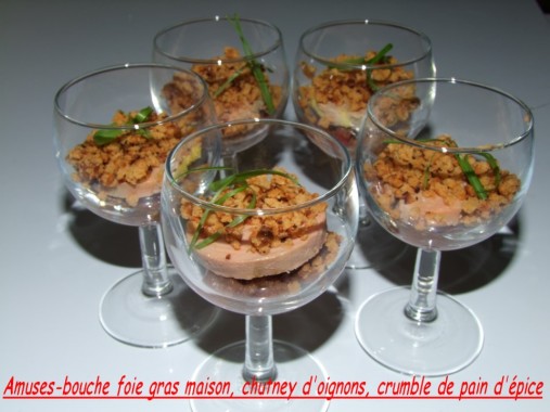 Amuses-bouche foie gras maison, chutney d'oignons, crumble de pain d'épice 