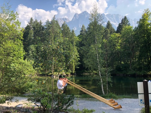 Alphornbläser am Badersee in Grainau