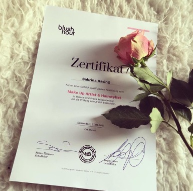 Zertifikat Make-up Artistin und hairstylistin. 