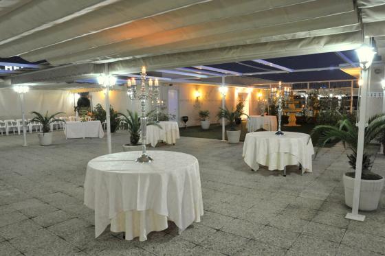 amplias terrazas ajardinadas para eventos
