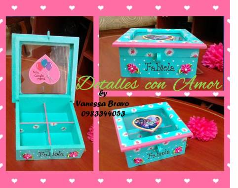 Caja de mdf con acrílico en tapa.
Pintada a mano