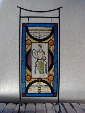 Petit vitrail à poser en verres antiques. Peint à la main à la grisaille et émaux de couleur
(création originale protégée)