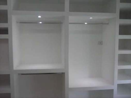Amplio closet con divisiones y tubos para colgadores (Pladur)