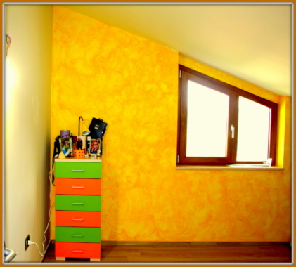 Tinteggiatura con ducotone satinato
Rifinitura con pittura decorativa "effetto gioia"
Colore: Mandarino
