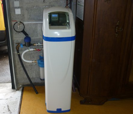Adoucisseur monobloc à bac à sel détachable.