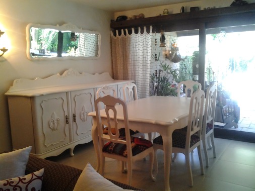 Sala de jantar restaurada e laqueada de branco fosco,