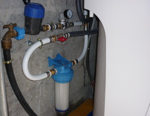 Réducteur de pression, manomètre et préfiltration.