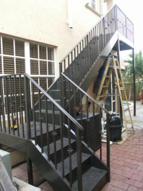 Fabricación y montaje de escaleras de exterior