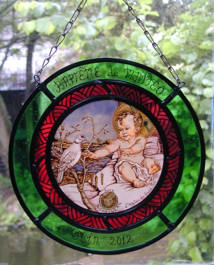 Petit vitrail à suspendre en verres antiques et médaillon peint à la main à la grisaille et émaux de couleur 
(création originale protégée)