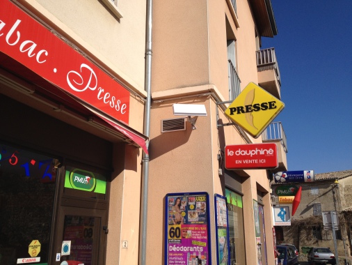 Pose d'une parabole plate a deux sortie pour un commerce souhaitant une bonne intégration sur ça façade.