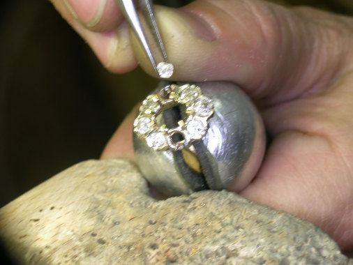 Sertissage d'une bague "griffes descendues"