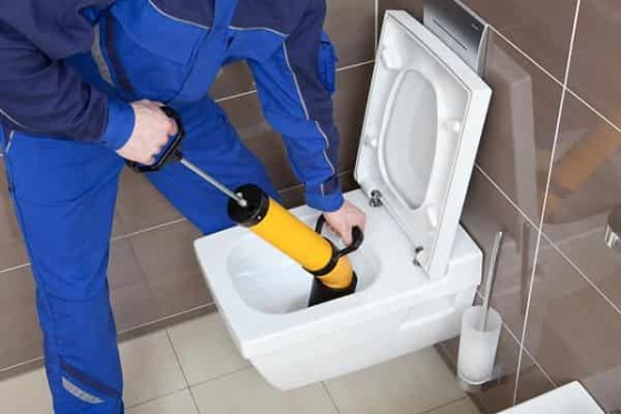 débouchage WC avec pompe à vide