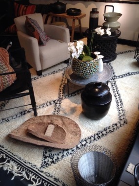 Tapis Ancien 100% laine * table Africa * meuble du Népal ancien * vase cloisonné * Table d'appoint création perso * Fauteuil d'appoint 70x70x70 * luminaire design