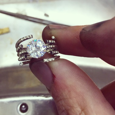 Fabrication à la main d'un prototype en argent et zirconium