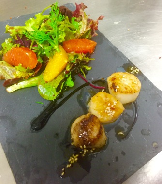Petit mesclun aux agrumes,brochettes de St Jacques huile de sésame