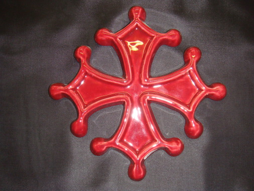 Croix occitane en céramique, déclinée en plusieurs colories.