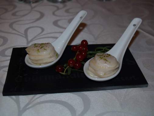 Carpaccio de st Jacques aux radis noir et huile de noisettes.