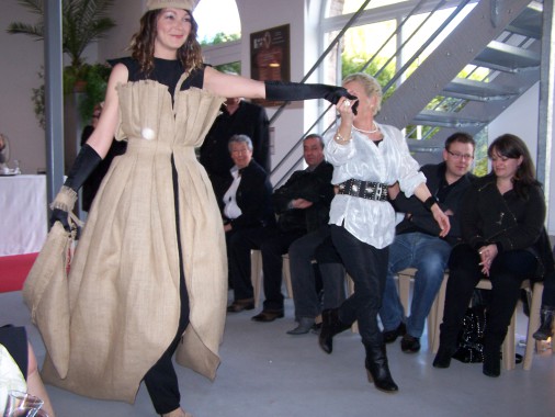 Création lors d'un défilé sous le thème Mariée Originale!!!  

"La Robe aux arums"