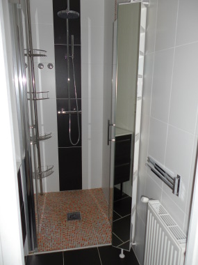 Espace réduit transformé en petite salle d'eau avec douche à l'italienne