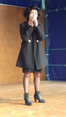 Hacina chanteuse de jazz à la fête de la Saint Denis