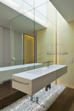 Pormenor de instalação sanitária de uma moradia passiva em Valongo, Portugal