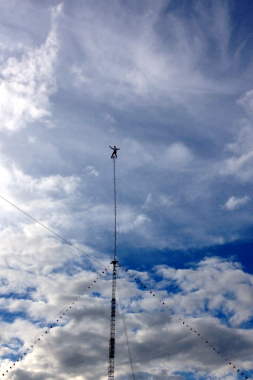 MAT OSCILLANT 47M DE HAUT
ACROBATIES DIVERSES