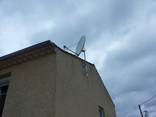 Parabole 120 cm pour réception chaines anglaises.
120 cm satellite dish for english chanels reception.