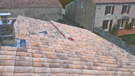 réfection toiture avec mise en place de velux et faitage à sec