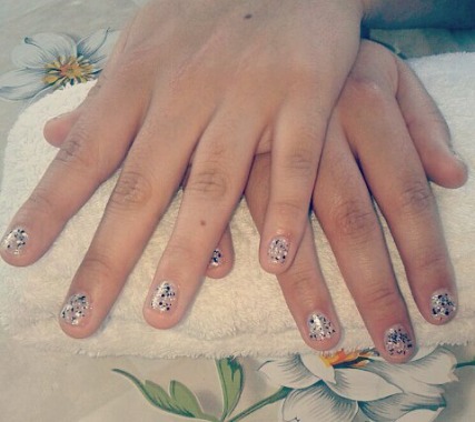 Manicure básica con detalles en uñas.