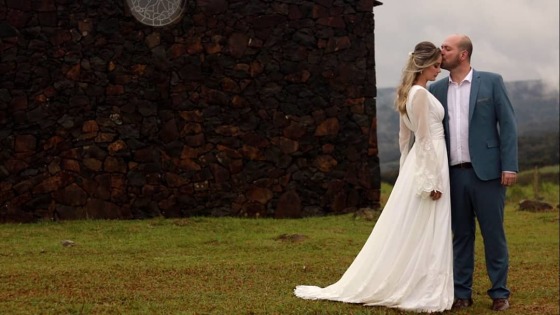Casamento em uma igreja de pedra