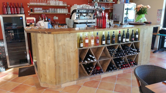 Bar de restaurant présentoir des vins