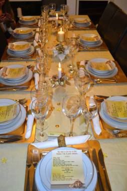 Reveillon. Evento realizado em casa do cliente. Incluiu imagem e decoração, louças, talheres e atoalhados.  Não incluiu confecção e serviço do catering.