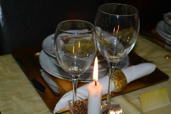 Reveillon. Evento realizado em casa do cliente. Incluiu imagem e decoração, louças, talheres e atoalhados.  Não incluiu confecção e serviço do catering.