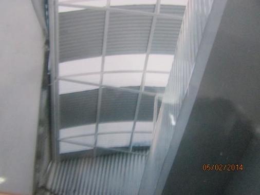 COBERTURA DE UM CORREDOR NO COLÉGIO SINGULAR EM SANTO ANDRÉ-SP...FEITA COM TUBO 50X20, TELHAS ONDULADAS GALVANIZADAS E TELHAS TRASLUZ, E CALHAS GALVANIZADAS COM O ACABAMENTO DA CALHA E ESTRUTURA PINTADAS EM BRANCO.