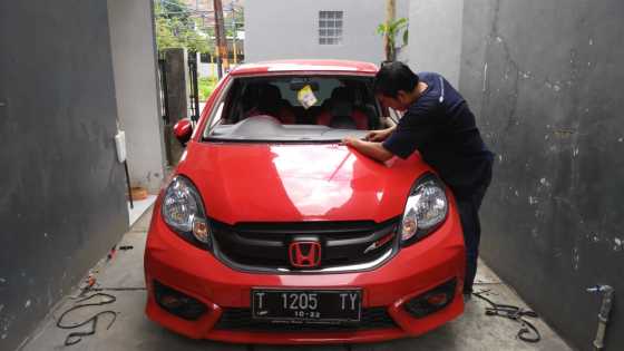 Pemasangan kaca depan honda brio