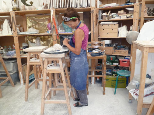 Dans l'atelier, travail sur une petite pierre(stéatite)