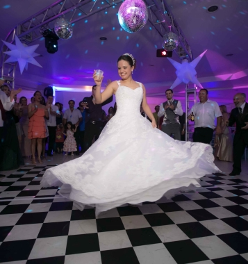 Serviços de DJs para Aniversários, Casamentos, 15 anos, Formaturas, Eventos Empresariais, e Festas em Geral 

 Dj, Locação de Som, Iluminação, Laser, Pista de Dança, Telão, Efeitos Especiais, Fogos Indoor, Bolha de Sabão, Painéis de Led, Estrutura Box-truss. 

 Atendemos São José dos Campos, Taubaté, Caçapava, Jacarei, Vale do Paraiba, Sul de Minas, São Paulo, Litoral Norte, Caraguá, Ubatuba, São Sebastião, Bertioga, Barra do Una, e Região de Campinas, Jundiai.