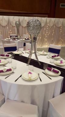 décoration de table couleur violet et blanc