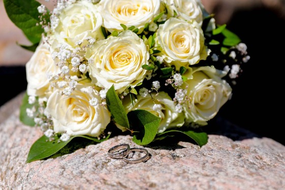 Brautstrauss und Eheringe