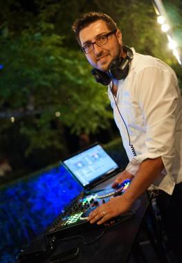 DJ