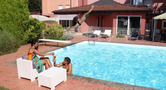 Piscina affittasi per cene / eventi/compleanni/aperitivi locale estivo