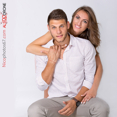 Nicophotos67 vous propose un portrait d'un couple (clients) réalisé en studio avec une lumière artificielle, avec des flash de studio. Post traitement réalisé par mes soins.J'ai choisi volontairement un format carré pour la présentation mais le client choisira le format qui lui convient et qui le satisfait.