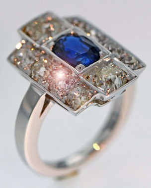 Bague classique or blanc saphir et diamants tailles anciennes.
